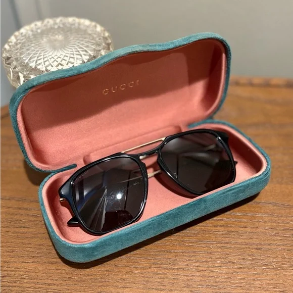 Gucci | Accessories | Gucci Black Aviator Sunglasses With  display picture 3